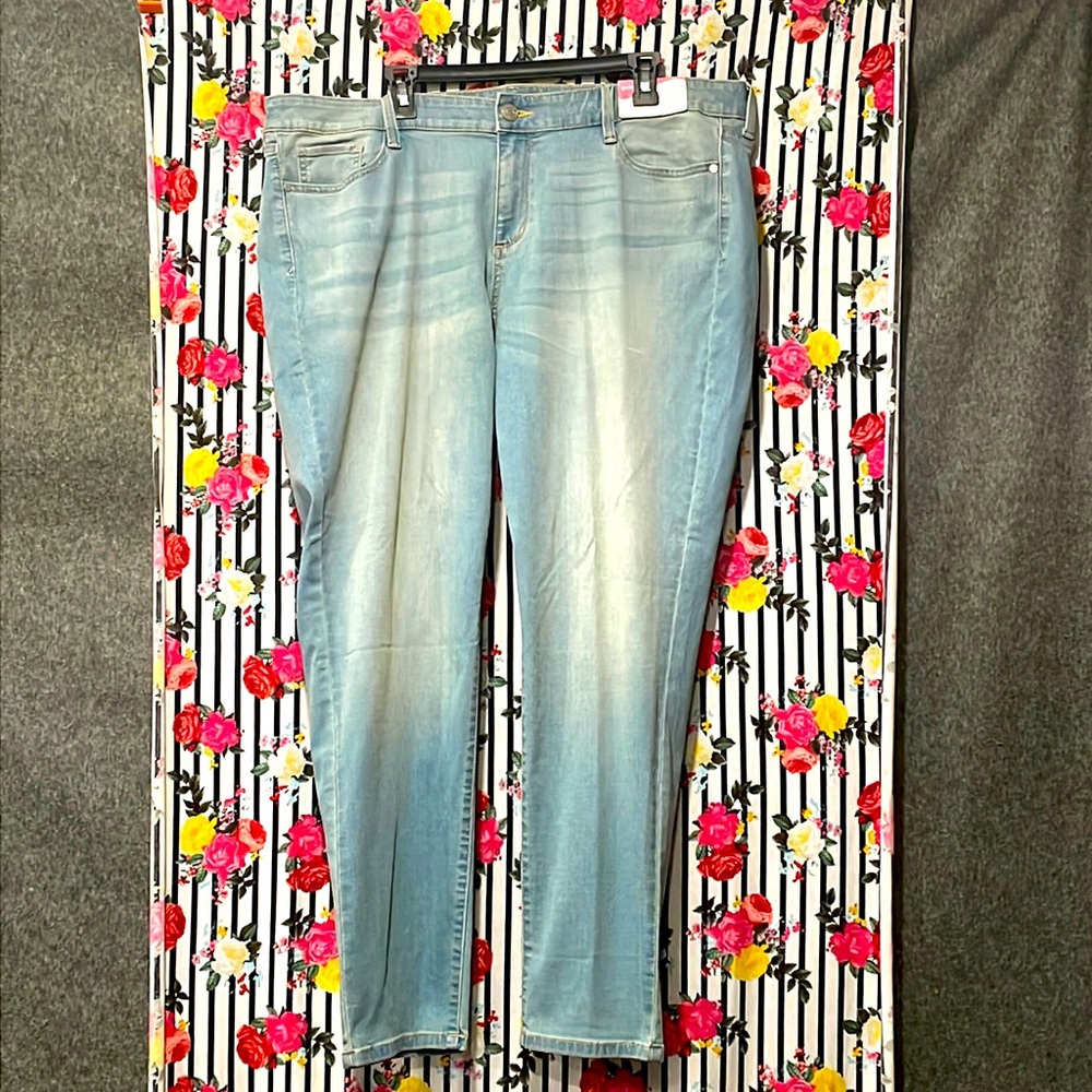NWT! Light wash skinny mid-rise jeans, women’s 20W